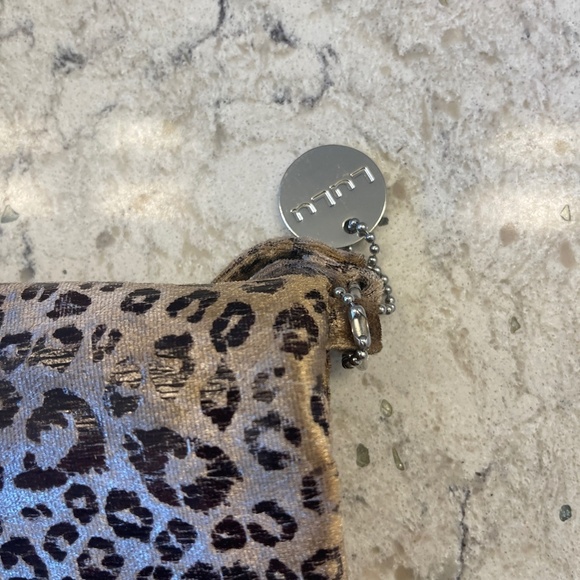Animal print wristlet by Lulu - Picture 4 of 10